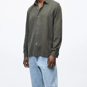 A days march tencel shirt - A days march skjorta/overshirt. Säljs pga förliten, använd fåtal gånger. Nypris: 1095