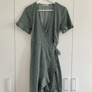 Omlottklänning Vero Moda - Klänning från Vero Moda, använd fåtal gånger, i bra skick. 