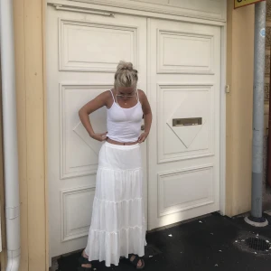 Brandy Melville långkjol vit - Säljer denna dröömmiga sommarkjolen! One size (skulle säga strl. 36/38) knappt använd! 🫶🏻💕