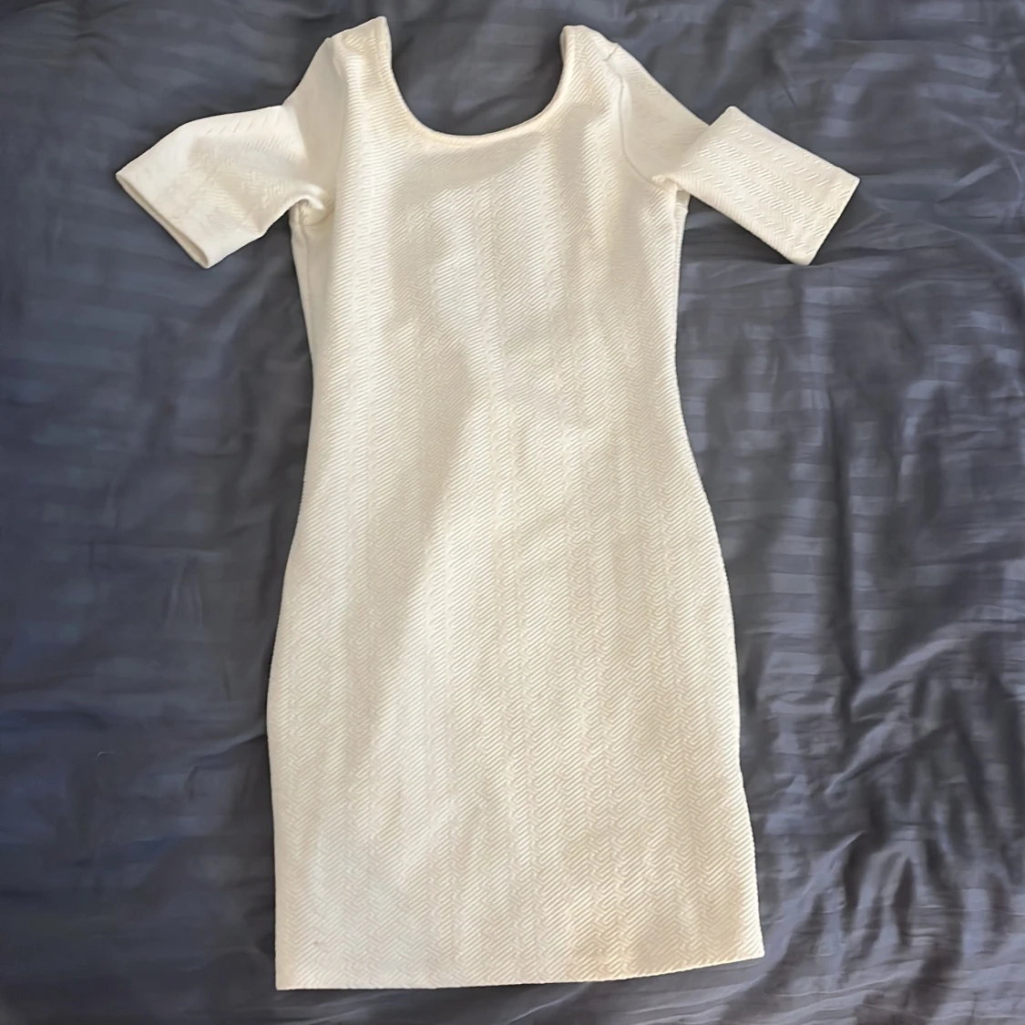 Vit klänning med öppen rygg