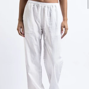 Linnebyxor Madlady - Säljer vita linnebyxor från madlady (Mila) i storlek S/short. Aldrig använda, endast testade. Säljer då jag har fler par. Går till marken på mig som är 163cm.