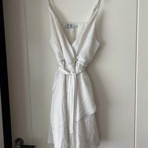 Superfin och elegant klänning från Linn Ahlborgs kollektion med NAKD