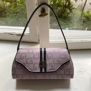 Guess - väska  - Köpte den här på Plick superfin men måste sälja då jag har en liten garderob i nya lägenheten. Superfin en liten fläck som inte alls syns som gör att ta bort 💕