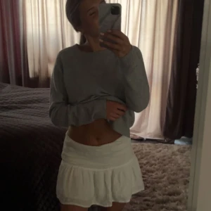 kjol  - Vit fin kjol i superbra skick💞☺️ storlek M men passar mig som oftast har Xs/S