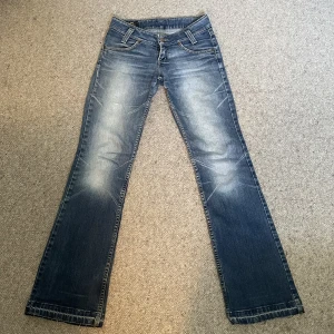 Lågmidjade lee jeans - 39cm rakt över midjan & 82cm i innerbenslängd!