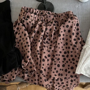 Söt volangkjol med prickigt mönster - Knappt använd då den glömts bort och nu är för liten, bekväm å luftig, perfekt för sommaren.