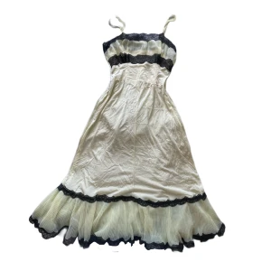 Sommarklänning  - Sååå fin vintage sommarklänning. Det står ingen storlek men skulle uppskatta den till en S. Jag har själv sytt in midjan på den så den sitter fint längst med kroppen! 