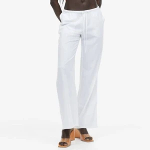 Linnebyxor  - Säljer linnebyxor i storlek M. Passar mig i midjan som har S. Skulle säga att 169 ner passar bra i längden 