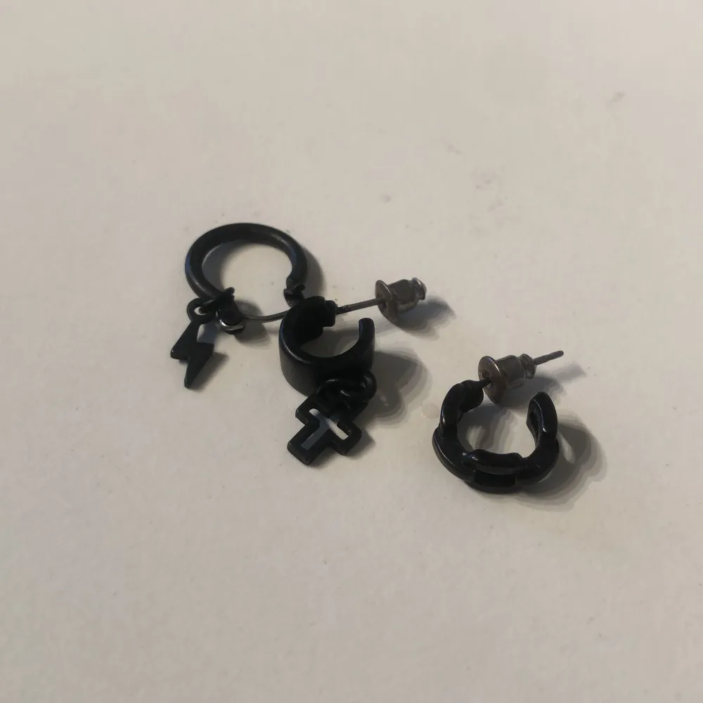 Svarta örhängen som jag inte använder längre. 20 kr för varje örhänge . Accessoarer.