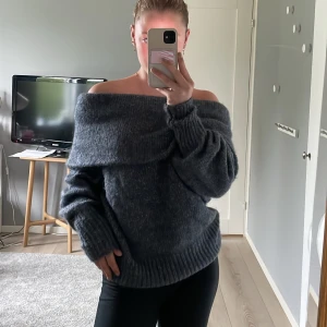 Off shoulder tröja - Mörk gråblå off shoulder tröja från hm i storlek S. Säljer då den används aldrig.  Ordinarie pris 299kr