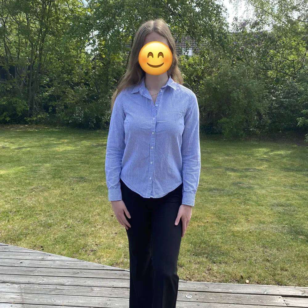 Vit och blå randig skjorta, ursprungligen från Gina Tricot, storlek 36. Skjortor.