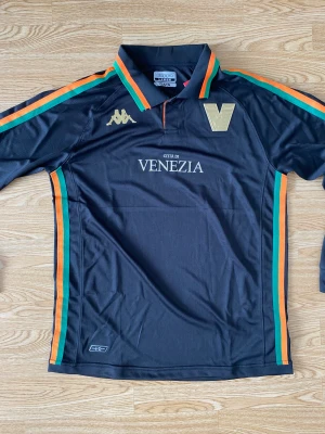 Sällsynt Venezia Fotbollströja  - 💥⚽️säljer denna feta Venezia fotbollströja i nyskick💥⚽️ Passar både L och M, Ställ gärna frågor om ni undrar något🤝