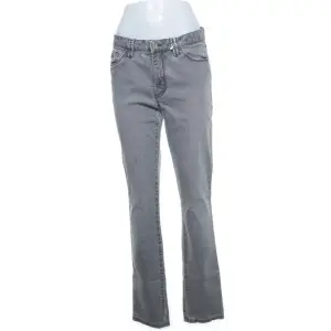 Ett par fina gråa jeans som tyvärr inte passar mig i storlek 40, men är mer 38.