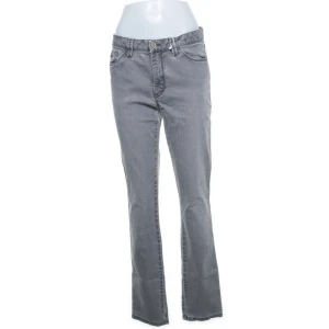 Grå jeans - Ett par fina gråa jeans som tyvärr inte passar mig i storlek 40, men är mer 38.