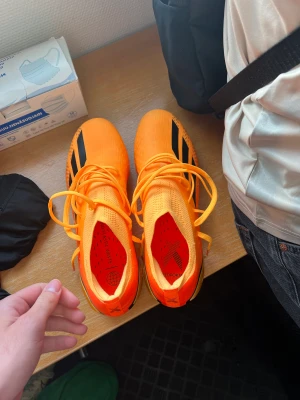 Adidas fotbollskor - Riktigt fina och helt nya adidas fotbollskor storlek 43 1/3. 
