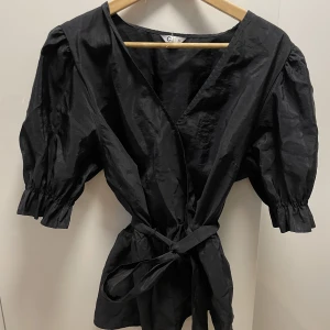 Blus  - SÅ fin blus ifrån Cubus som knappt är använd! Har knytning i midjan! 