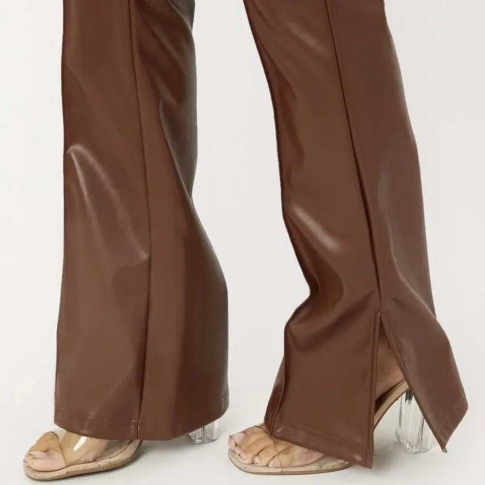 Oanvänd skinnbyxor i storlek M. I färgen chokladbrun. Jeans & Byxor.