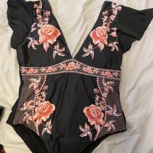 Baddräkt  - Helt oanvänd baddräkt som gör sig så mycket mer rättvisa på! 