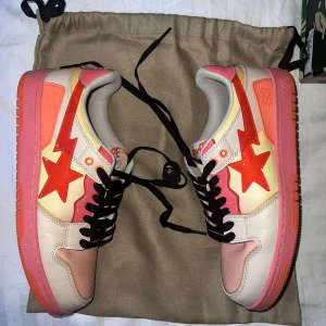 BAPE SK8 STA SNEAKERS - WORN ONCE❗️ COLOR ORANGE / BEIGE GRADIENT❗️LOST RECEIPT (CERTIFIED TAG INSIDE) COMES WITH BOX + DUSTBAG + CAMO SOLES❗️NEW PRICE IS 3000 KR