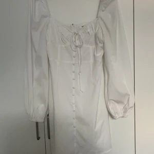 Vit klänning - Vit klänning från GLAMORUS. Storlek 38. Använd 1 gång. Nypris 499kr. Mitt pris 200kr.  