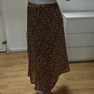Blommig långkjol - En superfin långkjol i blommigt mönster. Köpt på Asos för längesen och skulle säga att storleken är xs, inte xxs 