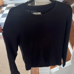 Stickad tröja - Emilio - Svart stickad tröja i storlek medium. Skriv gärna om du har frågor. 