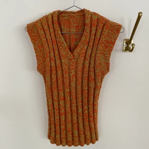 V-ringad väst - Otrolig orange och grå väst. Använd 1-2 gånger pga för liten.