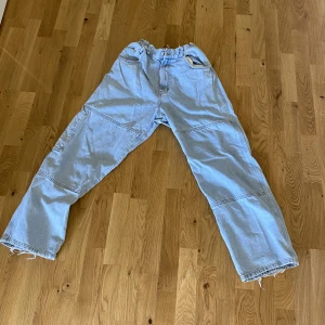 Byxor  - Bra sick förutom att det är några gränska fläckar men dom märks knappt. Pris kan diskuteras 