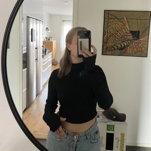 Svart croppad tröja  - Svart croppad tröja med hål för tummarna! Från NA-KD! Använd fåtal gånger!