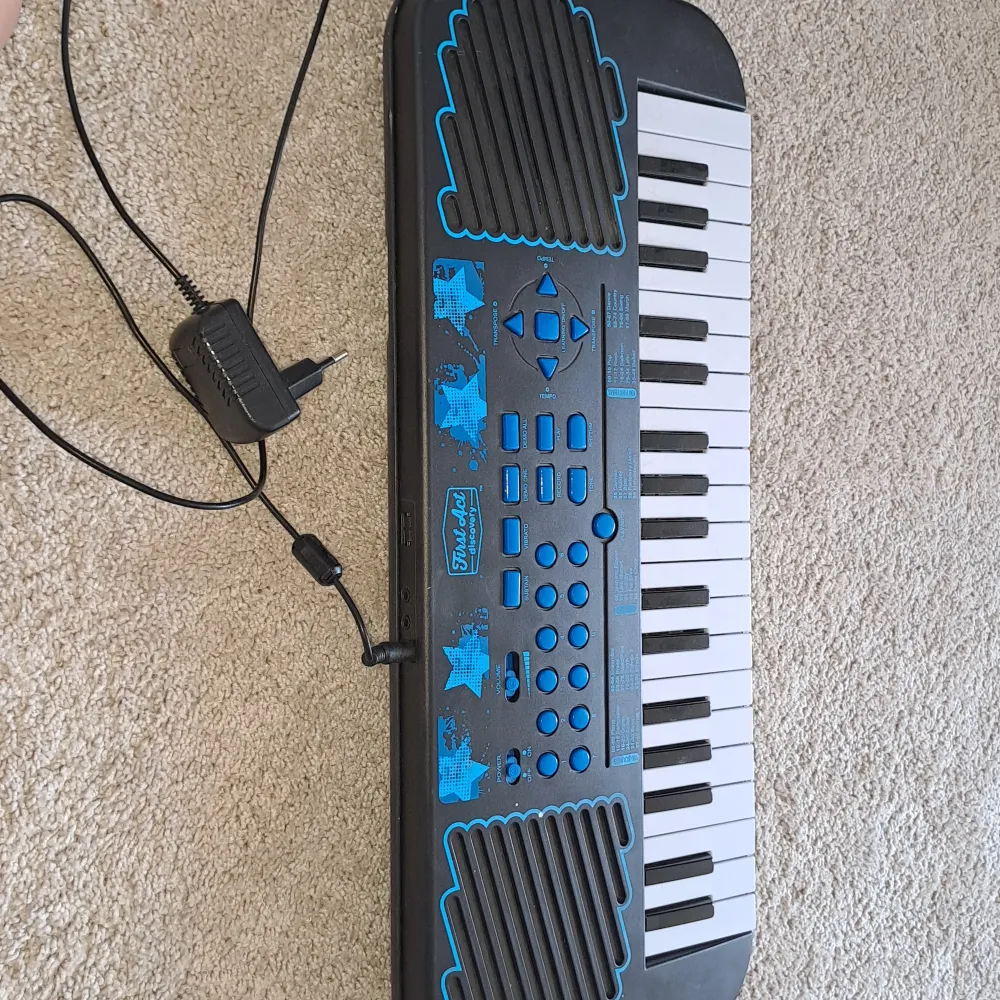 En blå fint fungerande keyboard med många olika funktioner på ljud och beat. Säljer för att jag aldrig använder den längre men den är bara använd ett fåtal gånger. Köpan betalar för frakten.. Övrigt.
