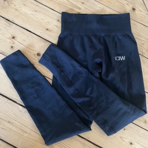 ICIW träningstights  - Säljer dessa träningstights från ICIW i denna fina blå/gråa färg💕💕 Helt nya i storlek XS och nypriset ligger på 699kr! Mitt pris: 300kr