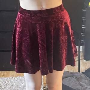 Kort vinröd kjol i velour🥰köparen står för frakt 
