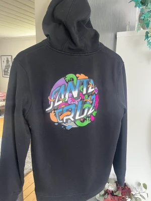 Santa cruz hoodie  - Säljer denna fina hoodie, använd fåtal gånger då jag inte har den ”stilen” längre. Jättefint skick💕 köparen står för frakten. 