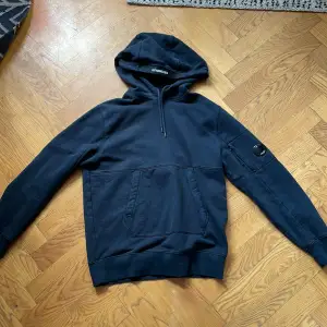 säljer en cp company hoodie köpt på nk stockholm cirka 1 år inte använt mycket strl M 