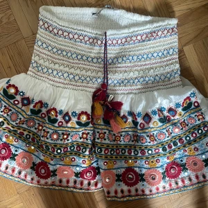 Zara kjol  - Säljer min zara kjol i storlek xs men passar även s. På 2:a bilden har jag den i höfterna och på 3:e bilden vid midjan. Jag bär storlek s/m i vanliga fall 💓