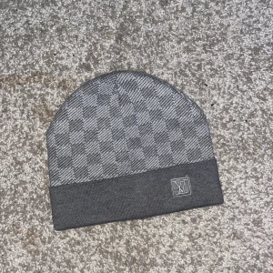 Luis Vuitton mössa  - Helt ny. inga skador eller fläckar. Priset kan diskuteras vid snabb affär. 