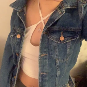 Jeans jacka  - Jeans jacka från Gina tricot köpt för några år sen, tror inte den finns att köpa längre och vet inte riktigt ordinarie priset ❤️ Nästan aldrig använd så inprencip i nyskick :). ⭐️ dma för fler bilder! ⭐️