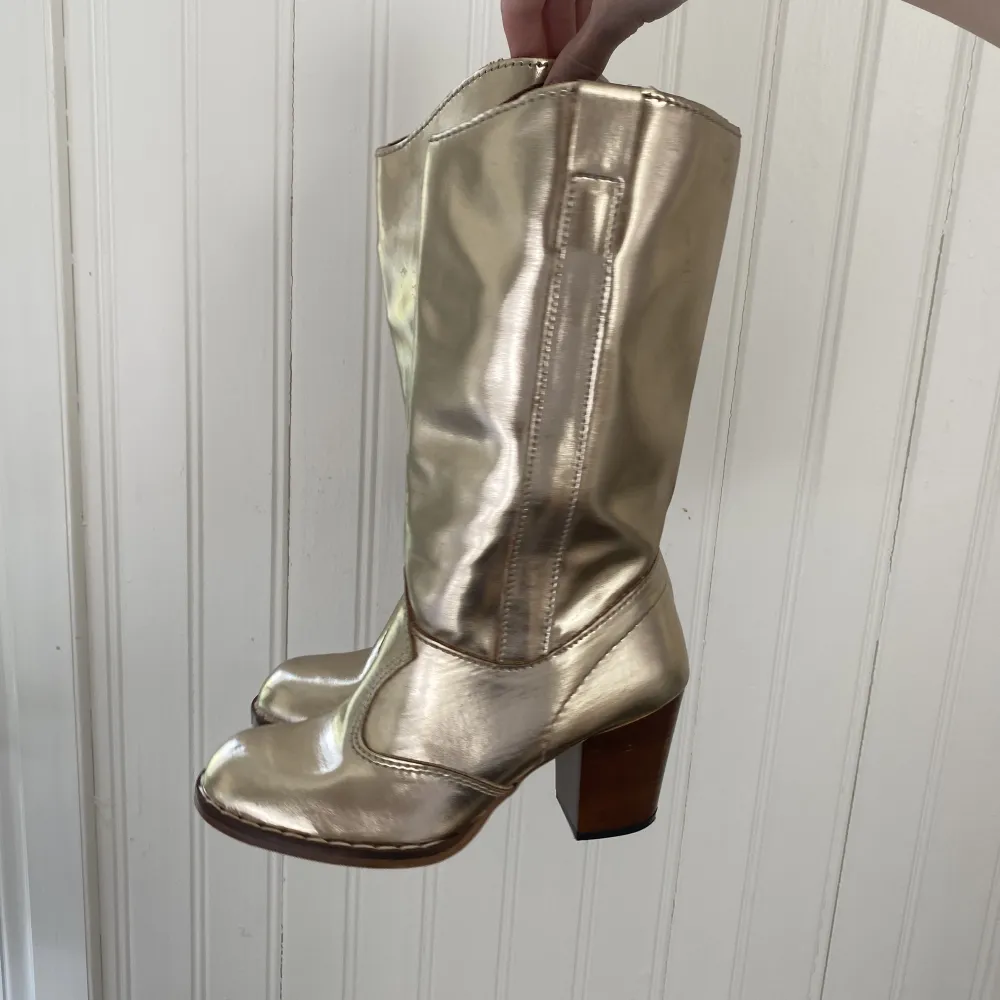 Så galet fina boots i guld! De är vintage och i jättebra skick. Gjorda i Italien. Skriv privat för fler bilder eller intresse💗. Skor.