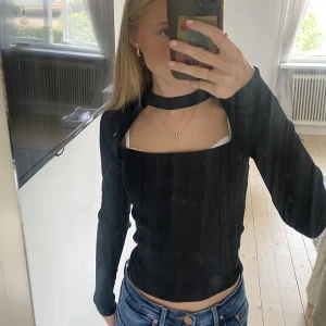 Svart topp - Säljer denna snygga zara toppen då den inte kommer till användning längre. Använd ett fåtal gånger men är i princip som ny.