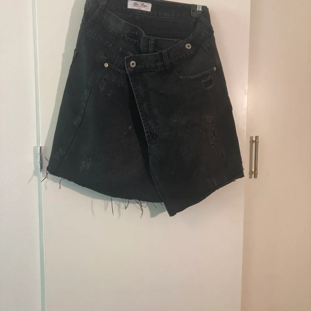 Snygg svart jeans kjol, aldrig använd av mig ( fick den av min kusin så vet inte riktigt) säljer för att jg inte kommer använda den!. Kjolar.