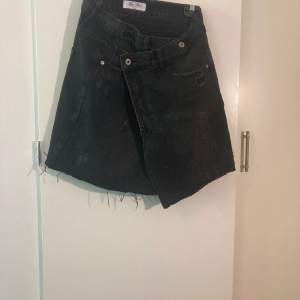 Snygg svart jeans kjol, aldrig använd av mig ( fick den av min kusin så vet inte riktigt) säljer för att jg inte kommer använda den!