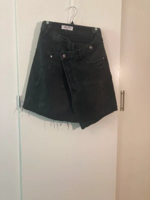 Jeans kjol - Snygg svart jeans kjol, aldrig använd av mig ( fick den av min kusin så vet inte riktigt) säljer för att jg inte kommer använda den!