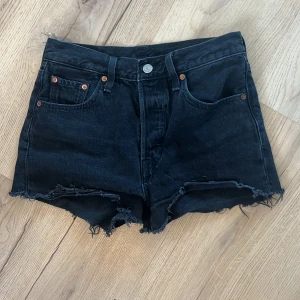 Levi’s shorts - As fina svarta levi’s shorts, säljer då dem är för små😙 litet hål dock som inte syns därav priset
