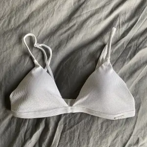 Oanvänd triangel bikini från Aimn, den är förliten för mig därför säljer jag vidare så den kan komma till användning av någon annan 💕