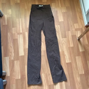 Kostymbyxor  - Tajta kostymbyxor från Pull&Bear. Stl S. Knappt använda. 