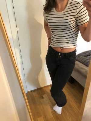 Topp/tshirt  - En randig tajt T-shirt, lite kortare vid magen. Vid frågor skriv privat 💕