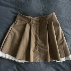 veckad blazer kjol - Fin veckad kjol som kommer med ett brun bälte. 100kr och 79kr för frakt  Använd KÖP NU om ni ska köpa tack! 
