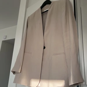 Kavaj från Mango - Säljer pga garderobrensning. Beige kavaj från Mango. Använd 1 gång. 