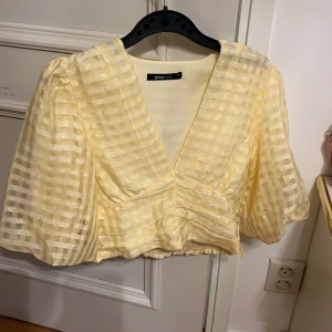 Blus - Super söt blus ifrån ginatticot som aldrig är använd