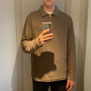 Woodbird tröja (L) - Woodbird tröja i storlek L. Är lite nopprig på framsidan (se bild), annars i gott skick!